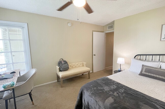 Building Photo - 1964 Lake Atriums Cir