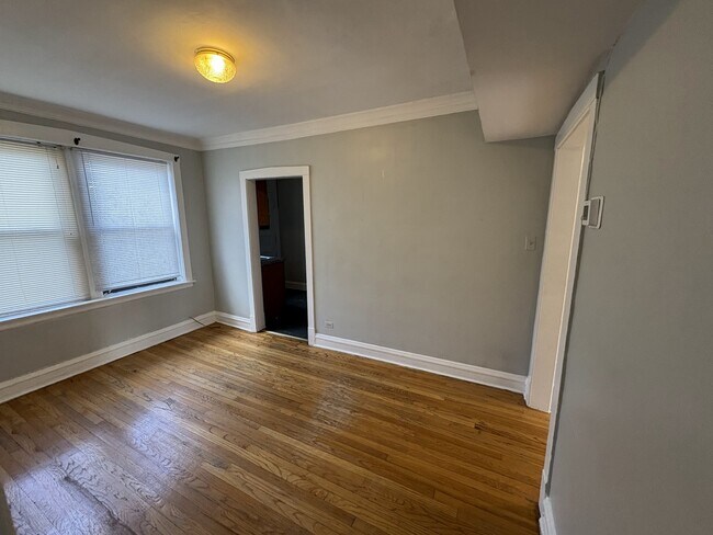 Building Photo - 1708 W Lunt Ave