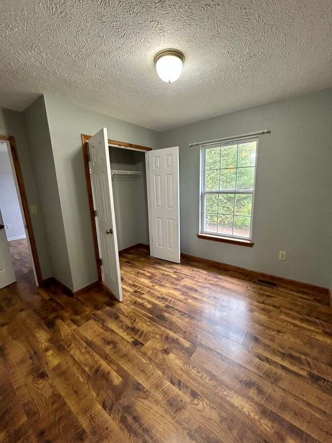 Building Photo - Beautiful 3 level home on a quiet cul-de-sac in Greenbrier Knolls--AVAILABLE NOW!!!!