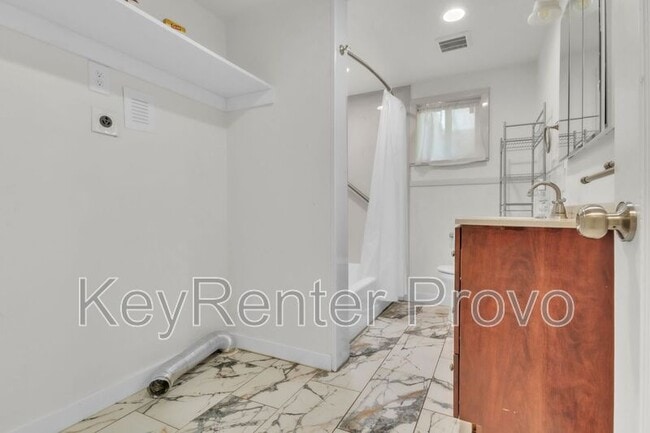 Building Photo - 362 800 E