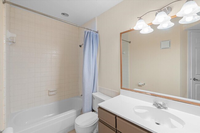 Building Photo - 2830 S Bartell Dr