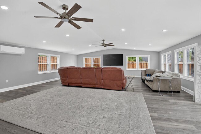 Building Photo - 12420 Seabury Ln