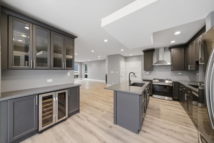 Building Photo - 308 W Evergreen Ave