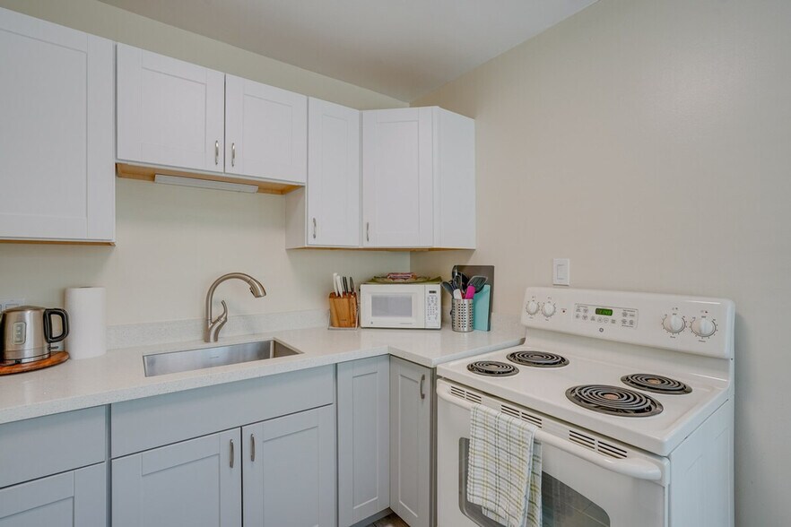 Building Photo - 3600 Grand Ave