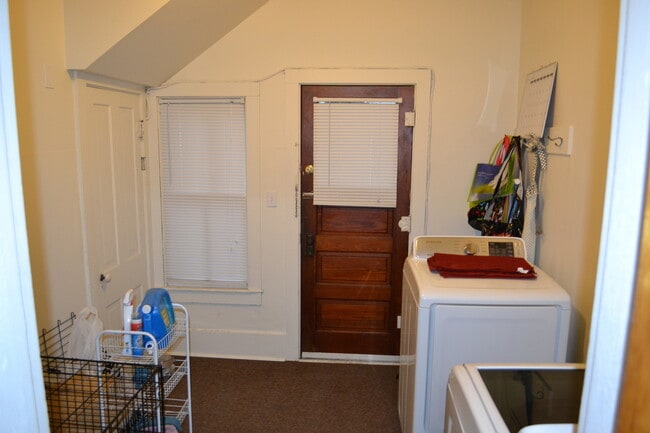 Building Photo - Court St Duplex