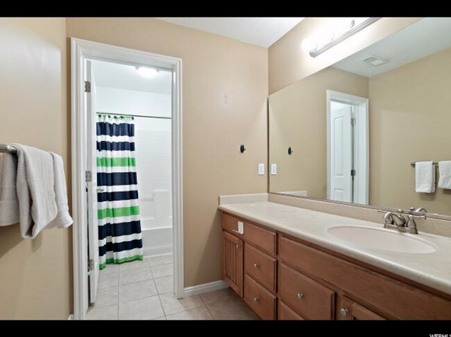 Building Photo - Beautiful 4 Bedroom 3 Bathroom Home in Lehi!