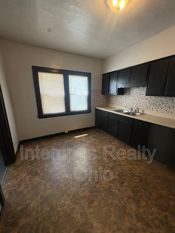 Building Photo - 4072 E 139th St