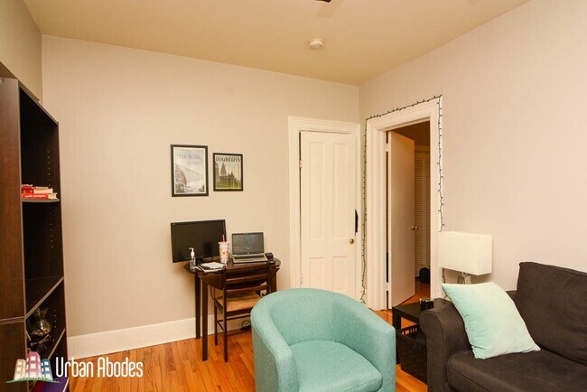 Building Photo - 2030 N Oakley Ave