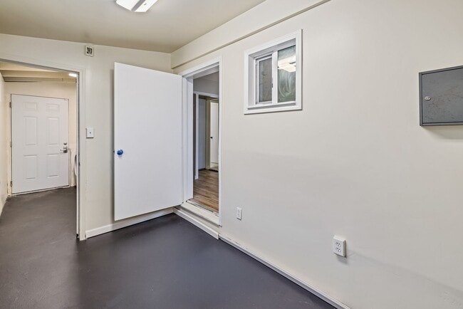 Building Photo - Nuuanu - Renovated 5 bedroom, 2 bath singl...