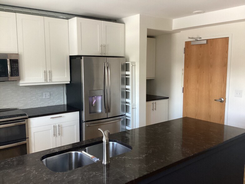 Building Photo - 2835 W Parkside Pl