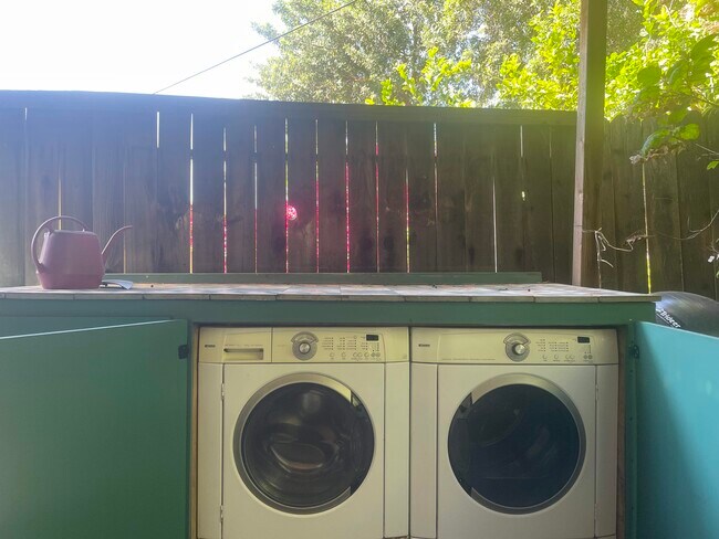 Washer Dryer - 1521 Portia St