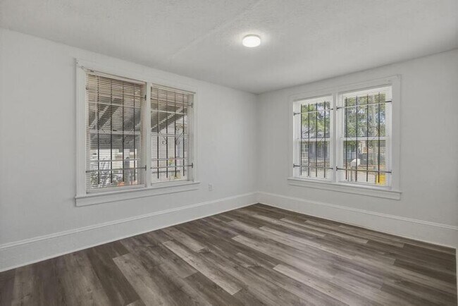 Building Photo - 1216 W 24th St