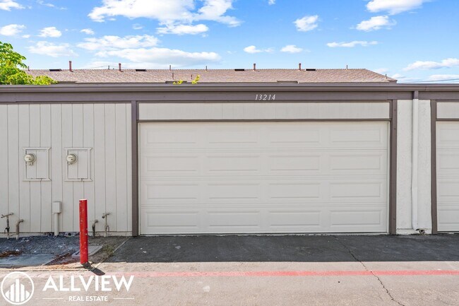 Building Photo - Charming 3-Bedroom, 1.5-Bath Townhouse in ...