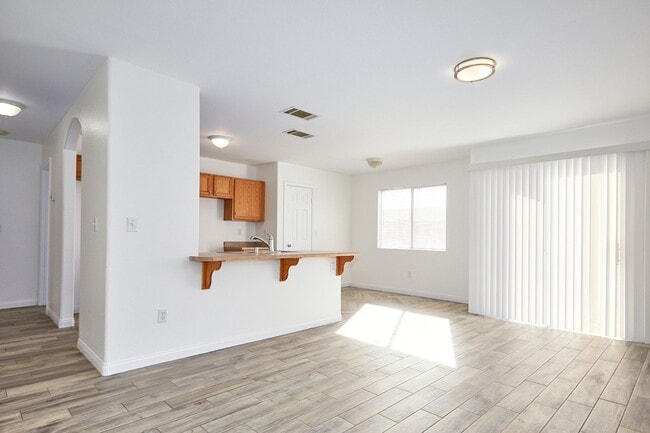 Building Photo - 3 BEDROOM BARSTOW HOME