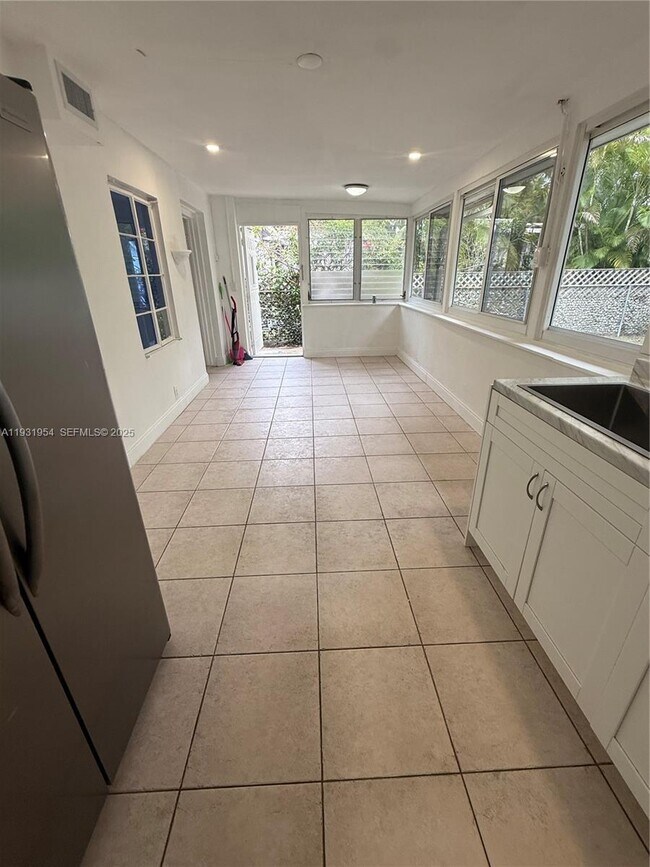 Building Photo - 318 SW 15th St