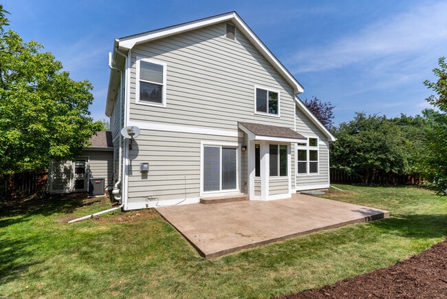 Building Photo - 4 Bedroom Home with 3 Car Garage!