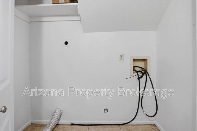 Building Photo - 238 E Vine Cir