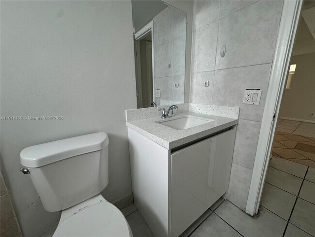 Building Photo - 1060 Crystal Lake Dr