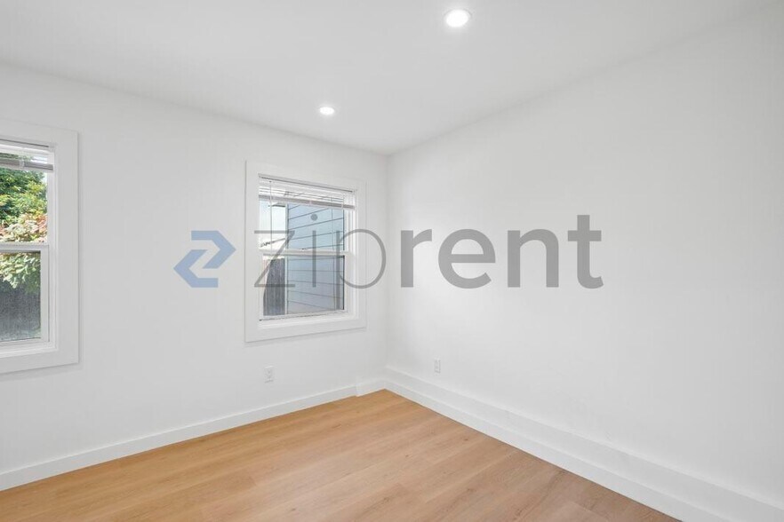 Building Photo - Unit D