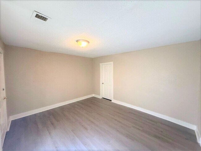 Building Photo - Reduced rent ~ Charming 3BR Memphis Home with Bright Living Space & Backyard Retreat