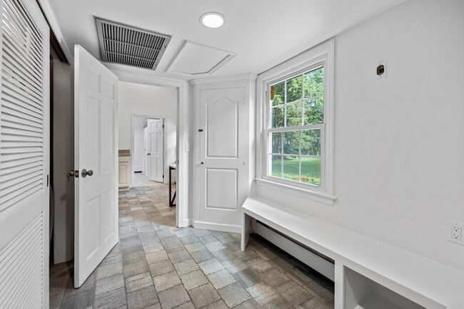 Building Photo - 62 Pound Ridge Rd