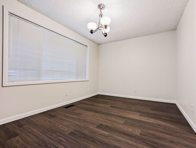 Building Photo - **Move-in Special!!!** Updated & move in ready 3 bed 2 bath rambler w/ 2 car garage!