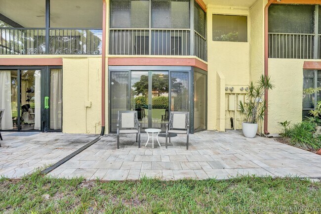 Building Photo - 5355 10th Fairway Dr