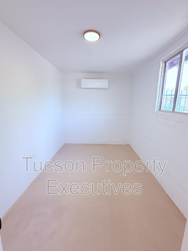 Building Photo - 814 N Alvernon Way