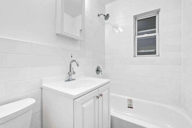 Building Photo - Spacious and Bright Renovated Parlour 2 BR/1BA with  Exclusive Backyard Access