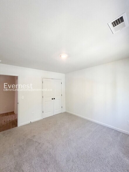 Building Photo - 133 Stilwell Oaks Cir