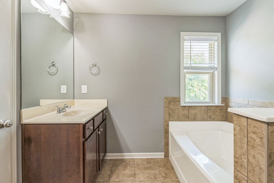 Building Photo - 5080 Whiteoak Terrace SE
