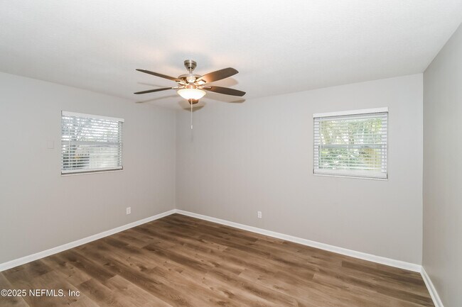 Building Photo - 1160 Crown Dr