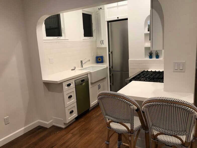 Building Photo - 915 Manhattan Ave