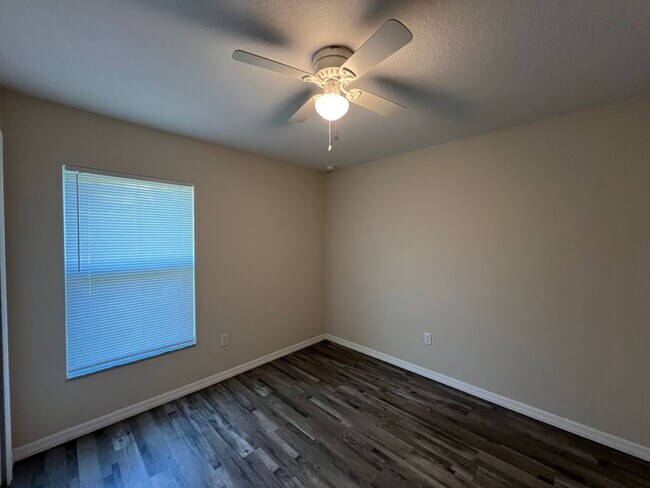 Building Photo - Available now! Lovely 2 Bedroom, 2 Bathroo...
