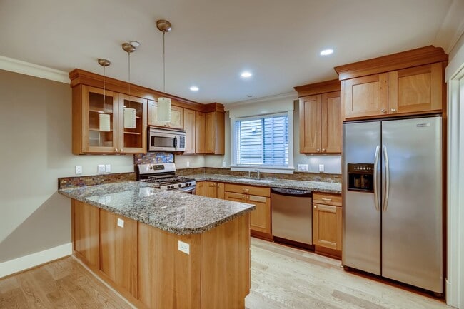 Building Photo - Immaculate 5 bedroom townhome available for instant move-in.