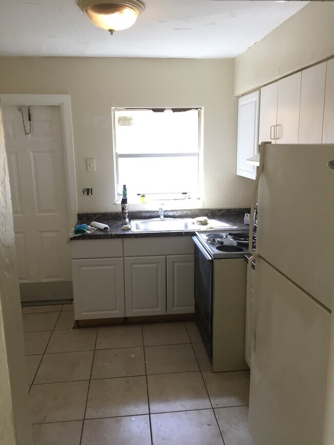 Building Photo - Large 3-2 apartment with central air and h...
