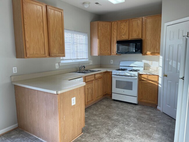 Building Photo - UPDATED TOWNHOUSE IN FREDERICKSBURG - CLOS...