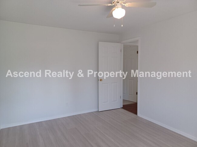 Building Photo - Remodeled Ranch on CuldeSac Large Fenced B...