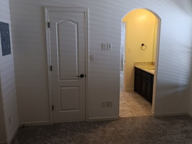Building Photo - Stunning 4 bedroom, 3.5 bathroom home! Sho...