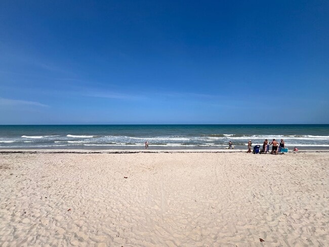 Building Photo - Beachside Bliss Awaits!
