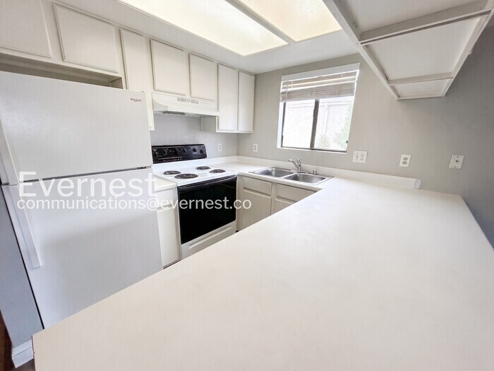 Building Photo - 6245 Bellota Dr