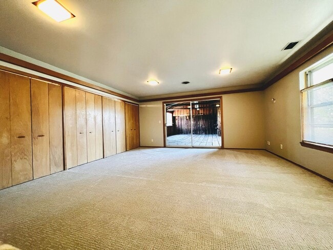 Building Photo - Mid-Century Modern 2BD 2BA Duplex with Two Bonus Rooms Near Uptown District!!!!