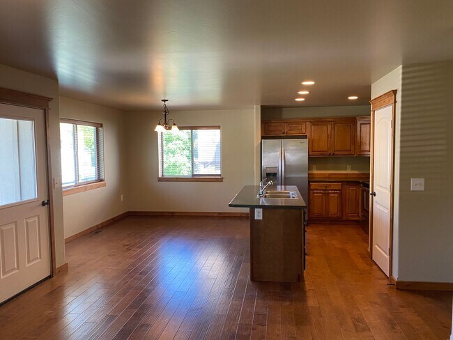 Building Photo - 3 Bedroom, End Unit, Condo in Bozeman