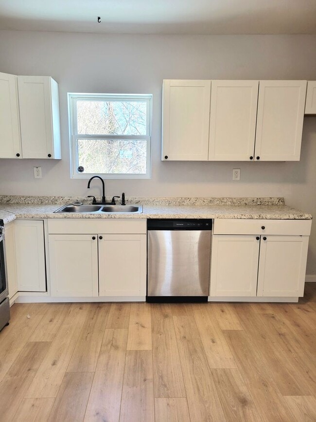 Building Photo - Renovated and Ready to Rent...340 N Aurora Collinsville