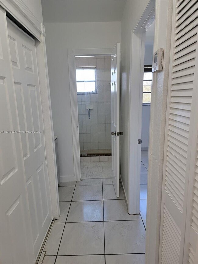 Building Photo - 1975 NE 135th St