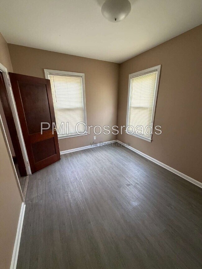 Building Photo - 932 Roslyn Ave SW