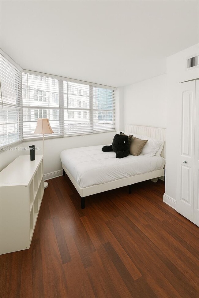 Building Photo - 905 Brickell Bay Dr