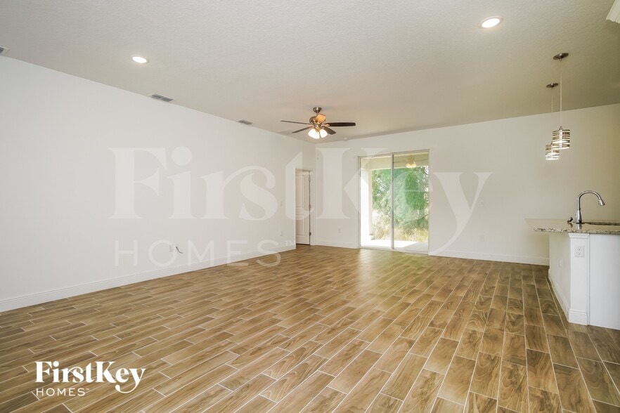 Building Photo - 201 Spoonbill Ln