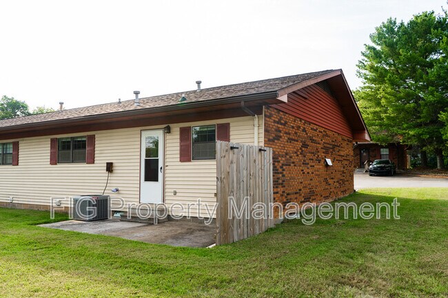 Building Photo - 1828 Lively Rd