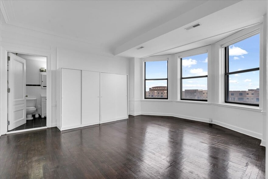 Building Photo - 2900 E Jefferson Ave